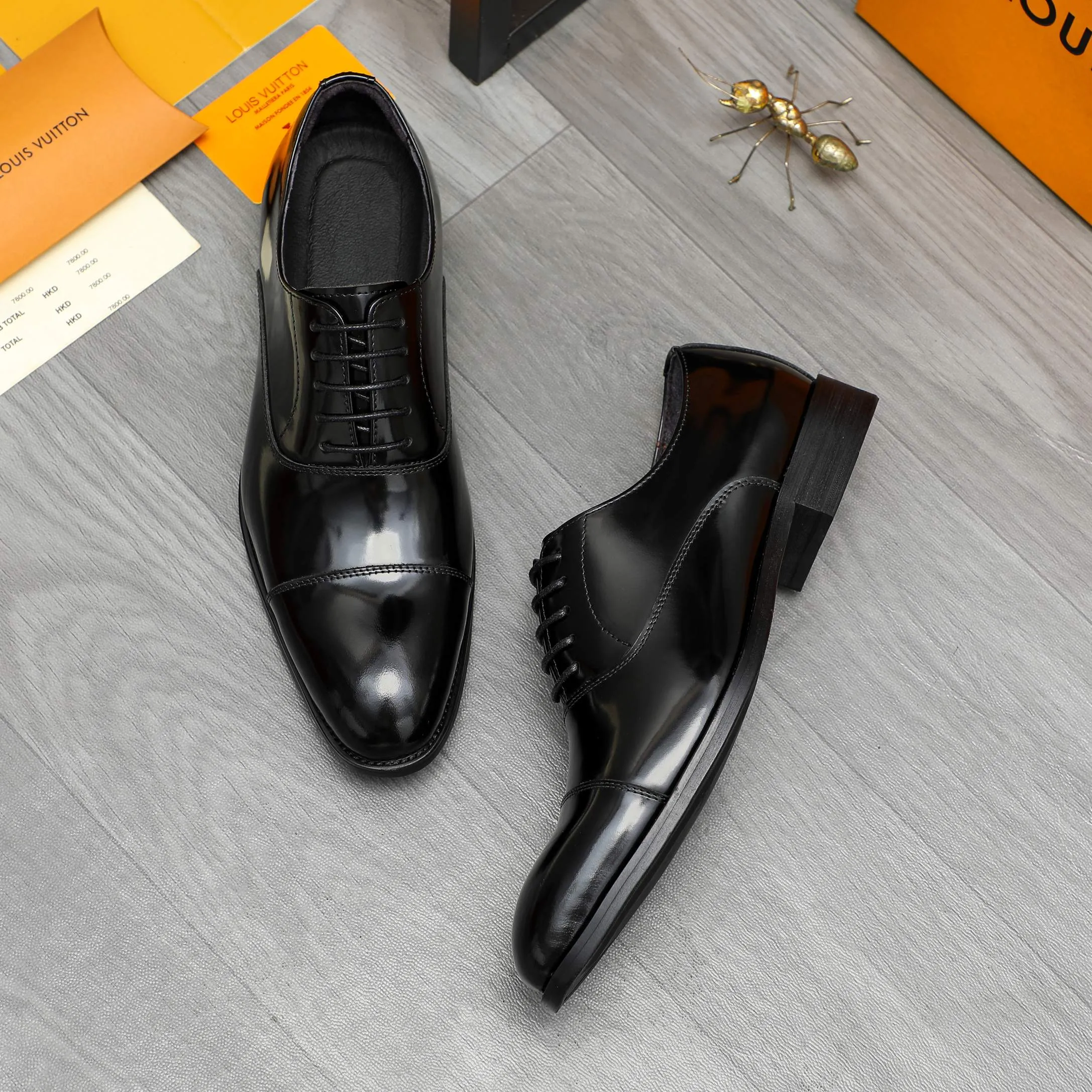 Men's shoes 💰560 Product trademark: LV "Louis Vuitton" business formal lace-up leather shoes Regular size: 37-46 Product materials: Selected high-quality pearlescent cowhide upper, pigskin lining, rubber outsole
